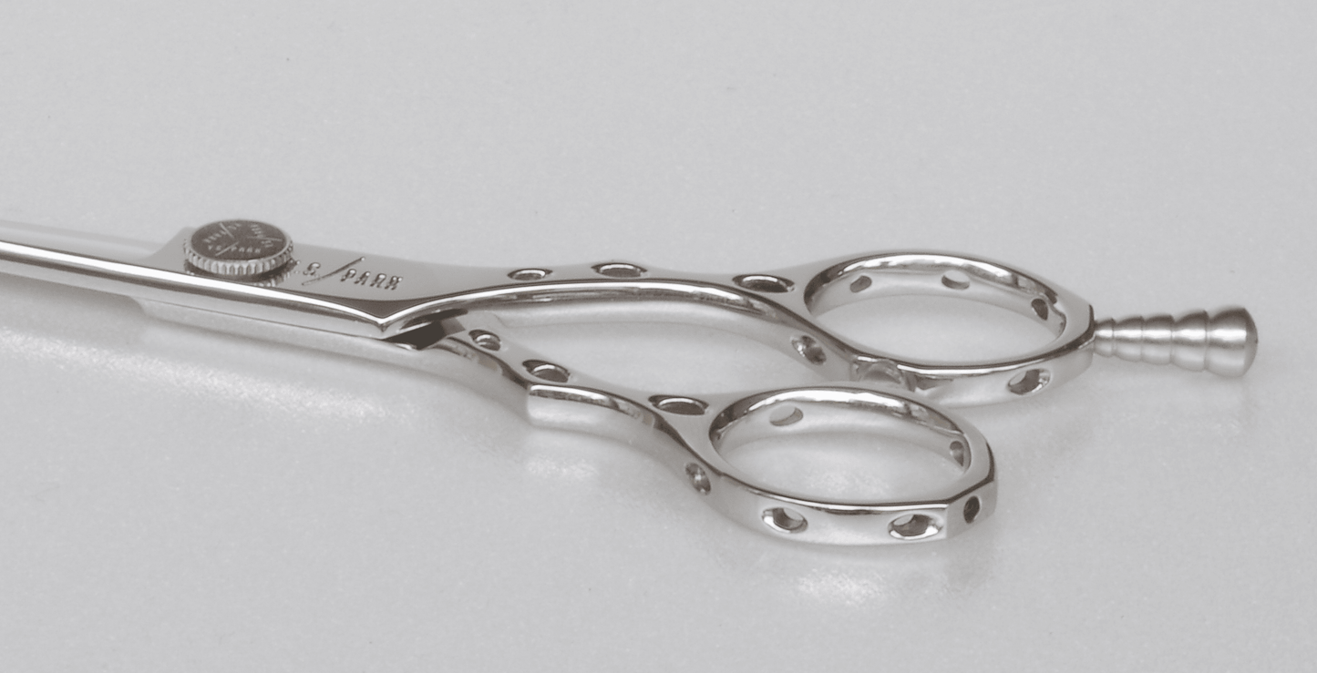 Y.S.PARK - Klippsax AS Original designen av kroppen passar en hand bra för att skapa en rytmiskt klippning tillsammans med den lätta och utmärkta kroppsbalansen. Den symmetriska välbalanserade kroppen möjliggör sköna och bra klippningar under långa arbetstimmar utan att trötta ut handen. Bladet på saxen är platt då denna passar utmärkt till exakta klippningar och när man håller i håret.  Fingerstödet går att fästa på båda sidor.