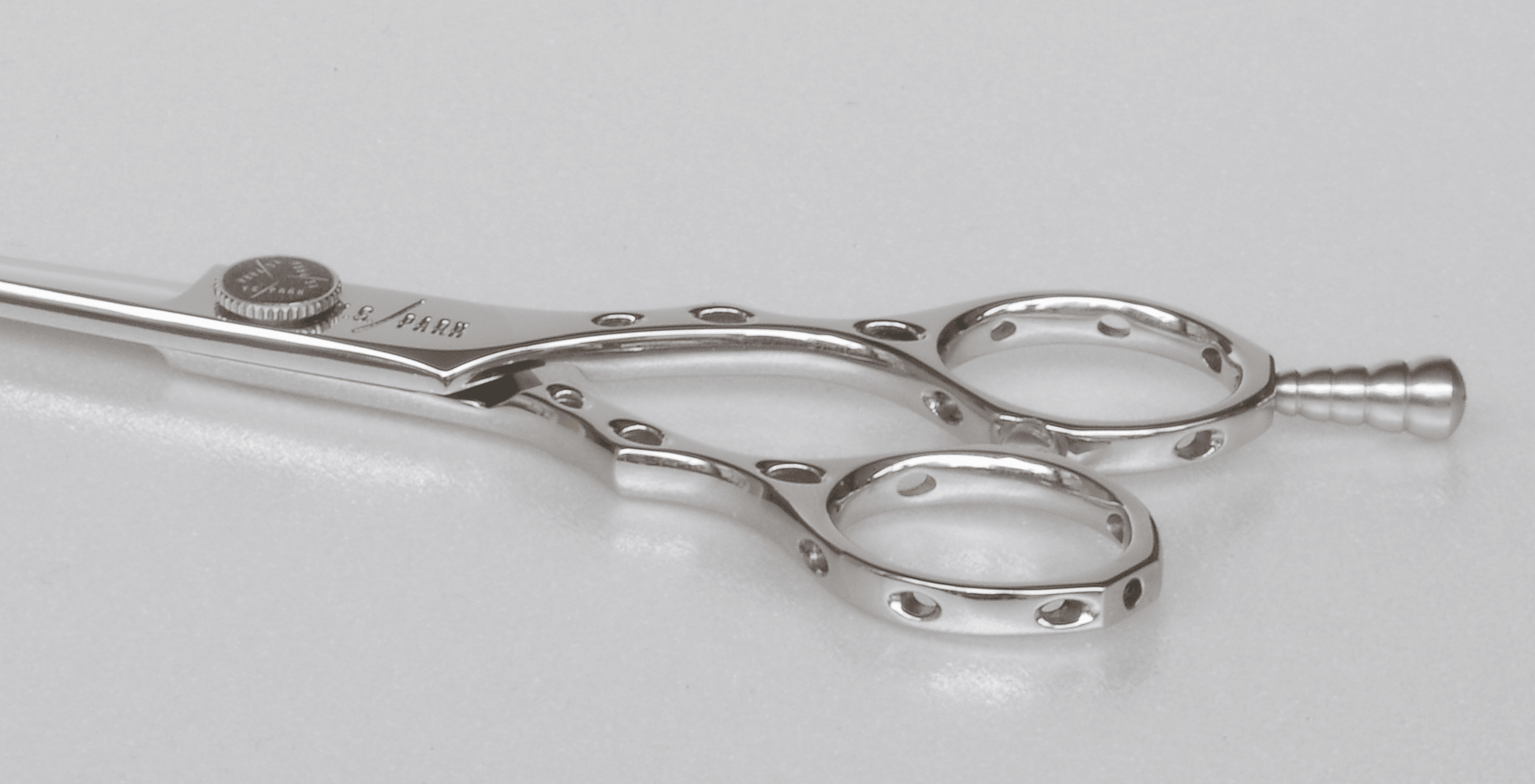 Y.S.PARK - Klippsax AS Original designen av kroppen passar en hand bra för att skapa en rytmiskt klippning tillsammans med den lätta och utmärkta kroppsbalansen. Den symmetriska välbalanserade kroppen möjliggör sköna och bra klippningar under långa arbetstimmar utan att trötta ut handen. Bladet på saxen är platt då denna passar utmärkt till exakta klippningar och när man håller i håret.  Fingerstödet går att fästa på båda sidor.