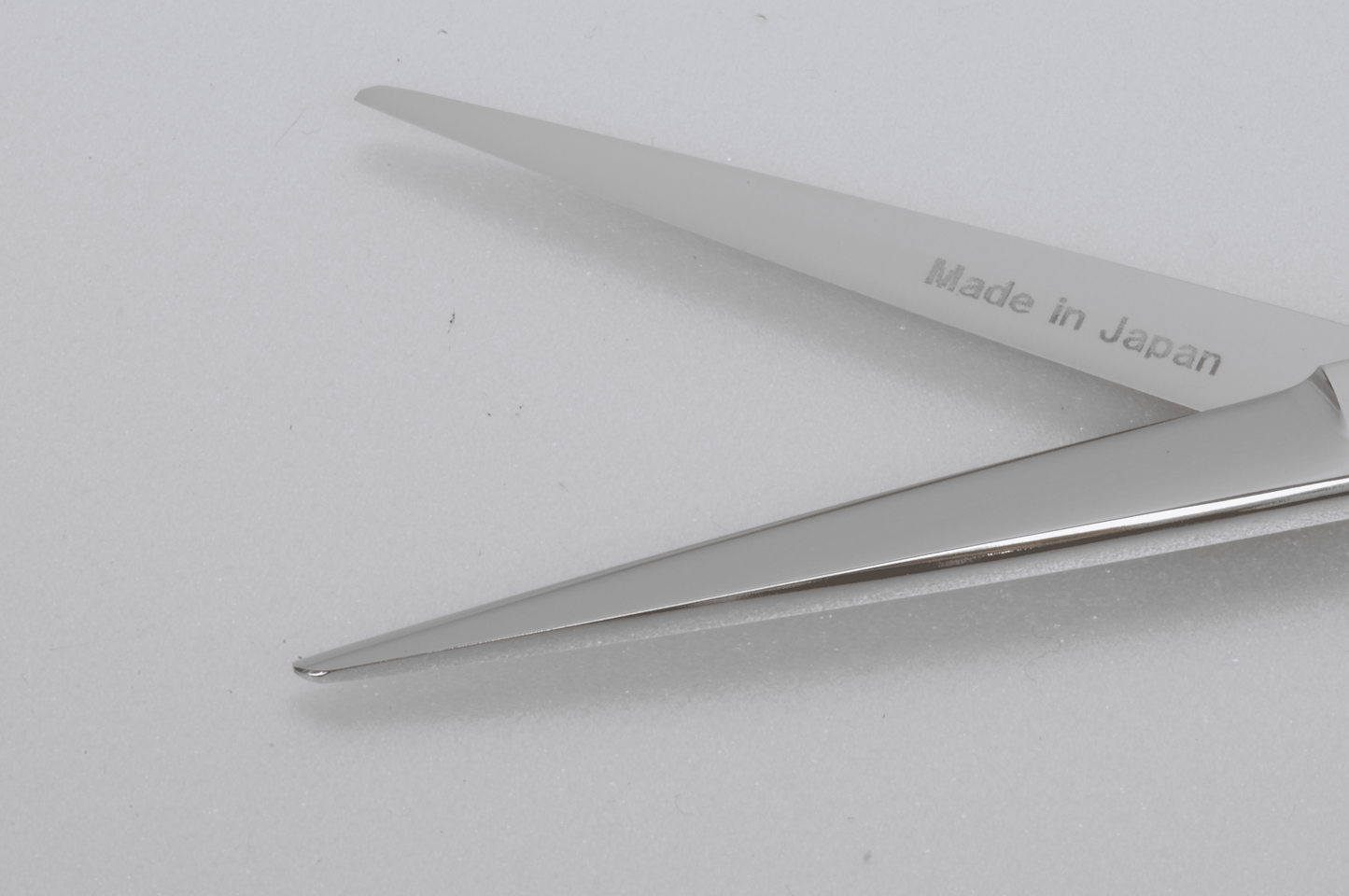 Y.S.PARK - Klippsax AS Original designen av kroppen passar en hand bra för att skapa en rytmiskt klippning tillsammans med den lätta och utmärkta kroppsbalansen. Den symmetriska välbalanserade kroppen möjliggör sköna och bra klippningar under långa arbetstimmar utan att trötta ut handen. Bladet på saxen är platt då denna passar utmärkt till exakta klippningar och när man håller i håret.  Fingerstödet går att fästa på båda sidor.