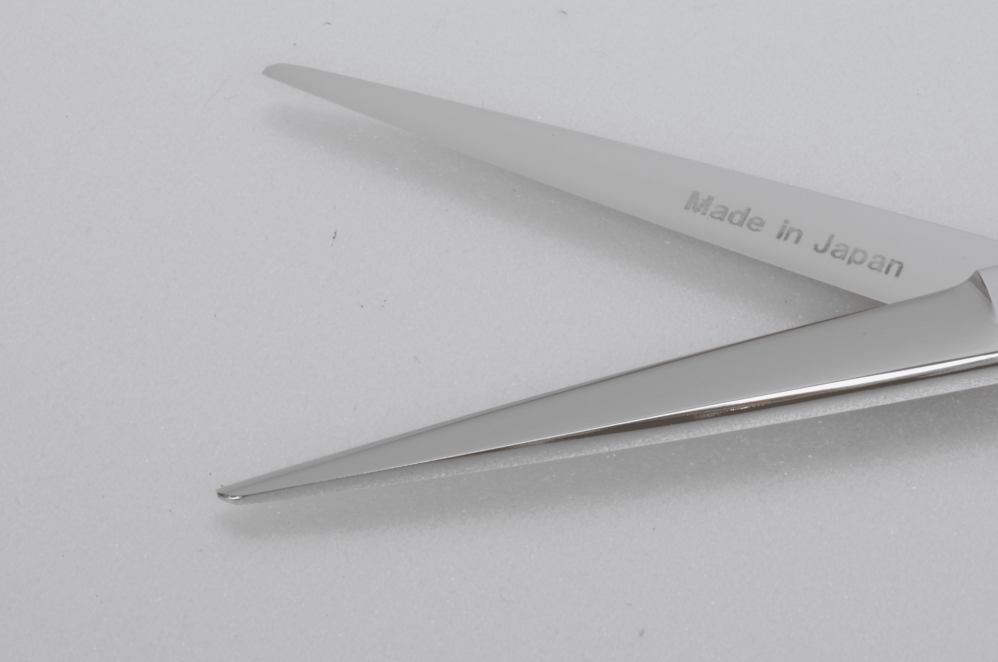 Y.S.PARK - Klippsax AS Original designen av kroppen passar en hand bra för att skapa en rytmiskt klippning tillsammans med den lätta och utmärkta kroppsbalansen. Den symmetriska välbalanserade kroppen möjliggör sköna och bra klippningar under långa arbetstimmar utan att trötta ut handen. Bladet på saxen är platt då denna passar utmärkt till exakta klippningar och när man håller i håret.  Fingerstödet går att fästa på båda sidor.