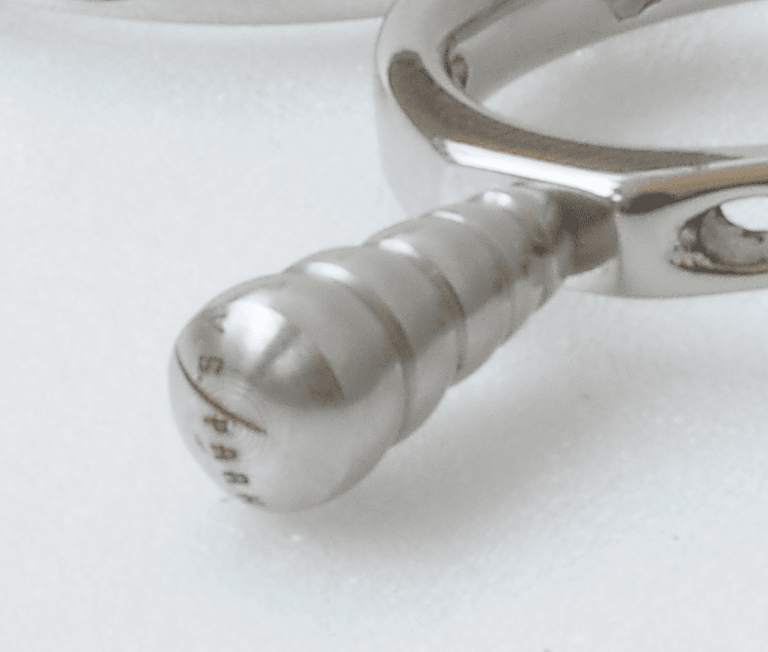 Y.S.PARK - Klippsax AS Original designen av kroppen passar en hand bra för att skapa en rytmiskt klippning tillsammans med den lätta och utmärkta kroppsbalansen. Den symmetriska välbalanserade kroppen möjliggör sköna och bra klippningar under långa arbetstimmar utan att trötta ut handen. Bladet på saxen är platt då denna passar utmärkt till exakta klippningar och när man håller i håret.  Fingerstödet går att fästa på båda sidor.