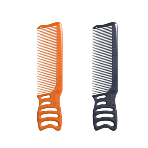 Y.S.PARK - Nr. H247  Barberarkam med lutande tänder och med ett mindre handtag gör den perfekt för dig med mindre händer. De lutande tänder gör att du sparar tid och får ett bättre resultat fin finisharbeten då man kan hålla kammen rakt utan att riskera att få ränder. Perfekt att för sax över kam tekniker, funkar även bra ihop med kortare saxar.