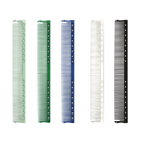 Y.S.PARK - Nr. 320                                                                                   Den första klippkammen med konkava tänder! Detta ger en mer komfortabel känsla i handen och du kan jobba längre utan att bli trött, ett ergonomiskt och skonsamt alternativ. Kammen har även konkava sidor för att på ett enkelt sätt få till en 90°-vinkel på huvudet för exakt mätning av håret. Även perfekt att skulptera med.