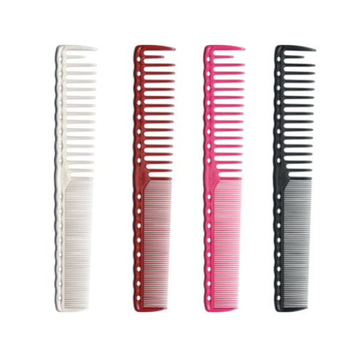 Y.S.PARK - Nr. 332                                                                                                                   Den ultimata klippkammen för maximal mångsidighet. Kammen ger dig möjligheten att reda ut håret med de rundade vida tänderna på ena sidan (perfekt för klippning i torrt hår) och när du behöver mer precision, byt till den fintandade sidan som ger dig mer motstånd för att kunna skapa skarpa linjer.