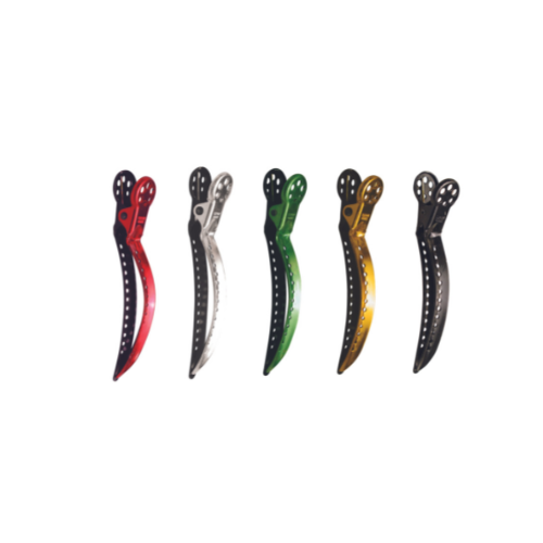 Y.S.PARK - Alu Chignon Clips                                                                        Clipsen är rundande efter huvudformen, perfekt vid färgning och sektionering. Tillverkad av aluminium som gör clipsen starka och mycket lätta. Greppen är hålade för bästa grepp och minska risken för att glida. Clipsen har en tålig ytbehandling och rostfria stålfjädrar som gör det till ett tillbehör för frisörer som vill ha hög prestanda och lång hållbarhet.