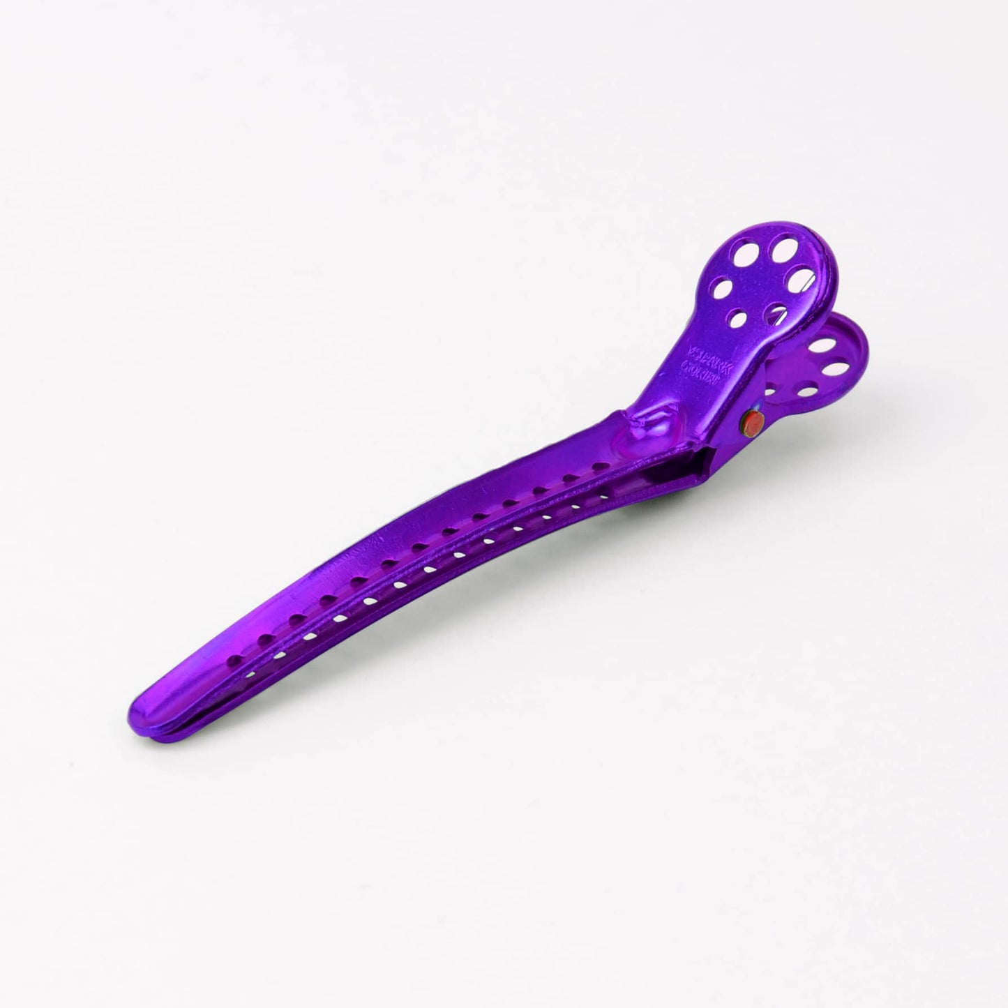 Y.S.PARK - Alu Clips L (2-pack) Clipsen perfekt vid färgning och sektionering. Tillverkad av aluminium som gör clipsen starka och mycket lätta. Greppen är hålade för bästa grepp och minska risken för att glida. Clipsen har en tålig ytbehandling och rostfria stålfjädrar som gör det till ett tillbehör för frisören som vill ha hög prestanda och lång hållbarhet.