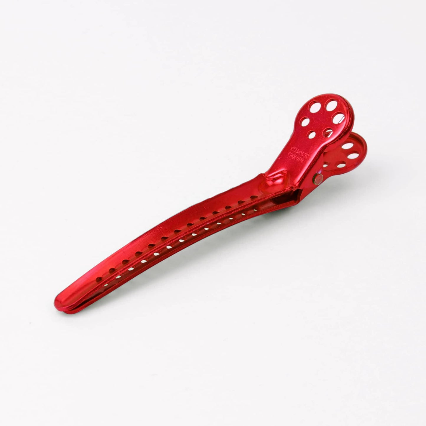 Y.S.PARK - Alu Clips L (2-pack) Clipsen perfekt vid färgning och sektionering. Tillverkad av aluminium som gör clipsen starka och mycket lätta. Greppen är hålade för bästa grepp och minska risken för att glida. Clipsen har en tålig ytbehandling och rostfria stålfjädrar som gör det till ett tillbehör för frisören som vill ha hög prestanda och lång hållbarhet.