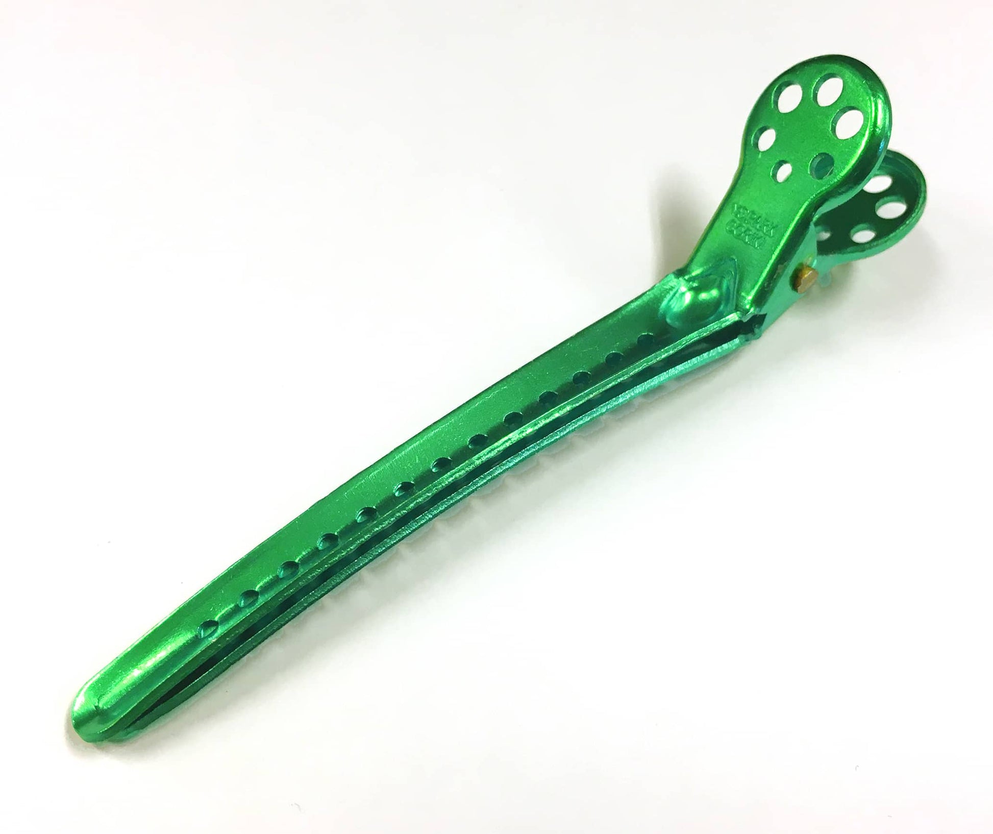 Y.S.PARK - Alu Clips L (2-pack)                                                                                       Clipsen perfekt vid färgning och sektionering. Tillverkad av aluminium som gör clipsen starka och mycket lätta. Greppen är hålade för bästa grepp och minska risken för att glida. Clipsen har en tålig ytbehandling och rostfria stålfjädrar som gör det till ett tillbehör för frisören som vill ha hög prestanda och lång hållbarhet.