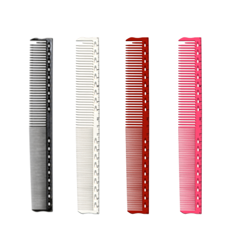 Y.S.PARK - Nr. G45                                                                                                      Klippkammen som är älskad av barberare. Modellen har även en graderad mätskala på ryggen. Ryggen och tänderna är tåligare än övriga kammar för enkelt få fram önskade benor. Båda sidorna på kammen är formade efter huvudet för att på ett enkelt sätt kunna få fram 90° på huvudet för exakt mätning av håret. Passar även perfekt i utbildningssyfte.