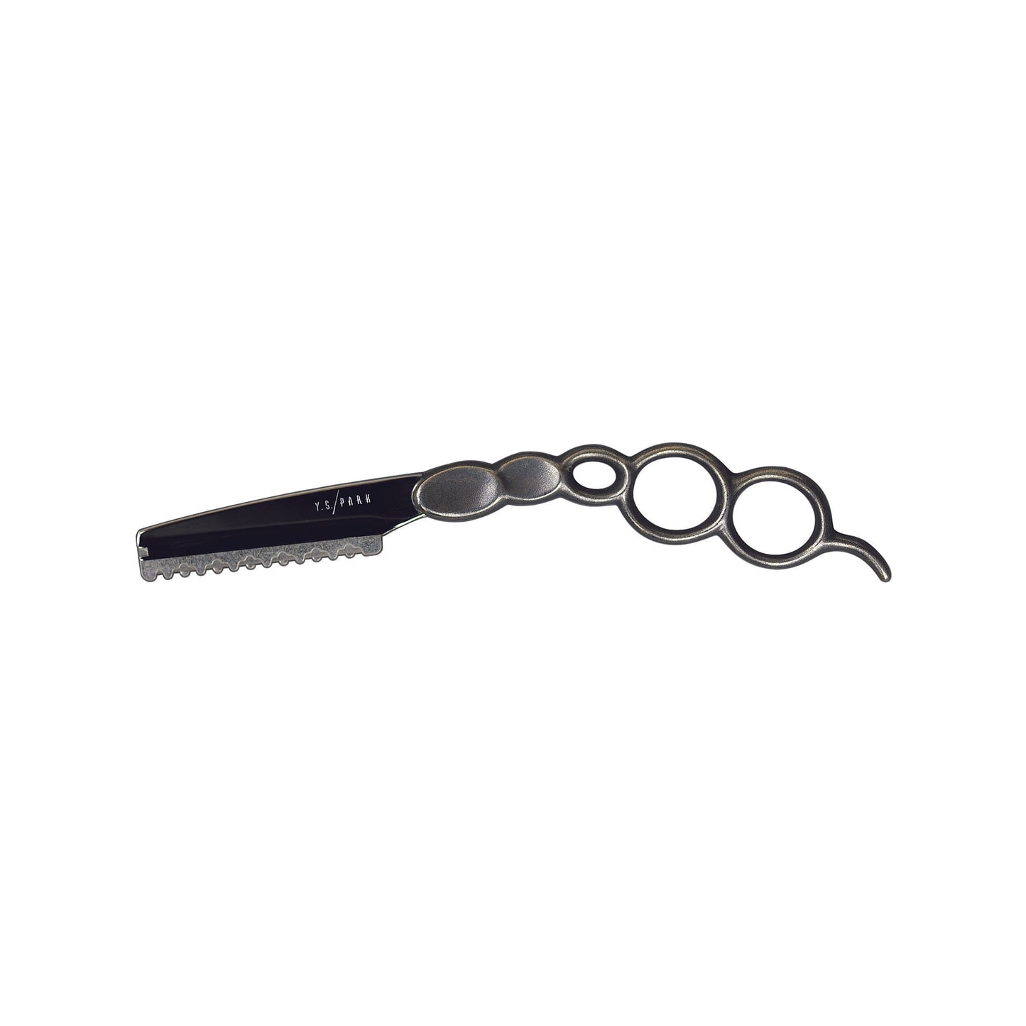 Y.S.PARK - Cool Razor                                                                                                           Cool Razor är rakkniven som är designad för att passa handen och motverka att du slinter. Den är enkel att greppa. Den kan anpassas med fingerringar för att även passa för mindre fingrar.  Rakbladen är utbytbara. När ett blad blivit slött, kan man enkelt flytta skärytan åt sidan genom att pressa bladet vid slitsen i sidan, detta gör att du kan använda samma blad dubbelt så länge.