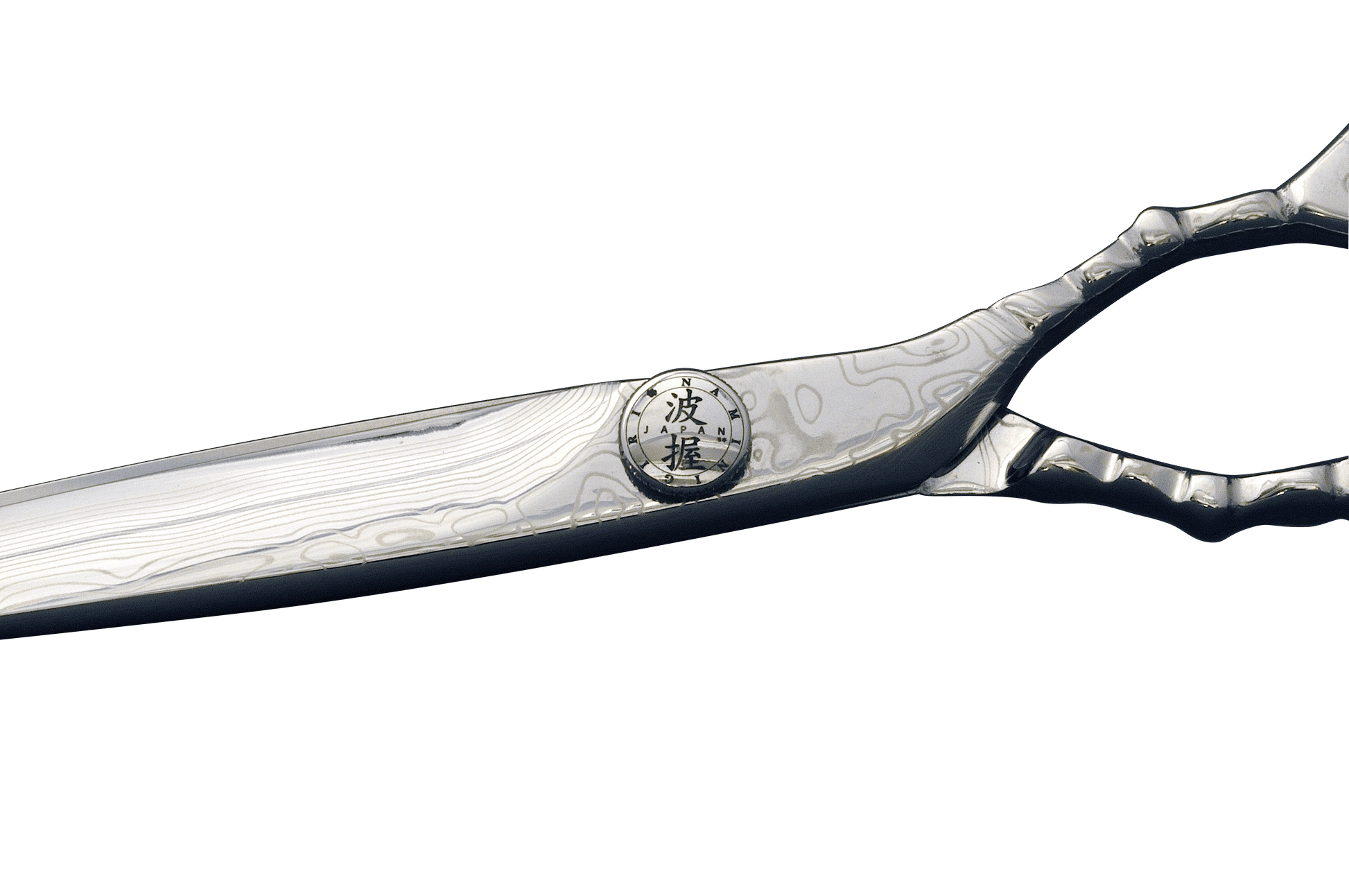 YSPARK - Klippsax Damascus  Storfavoriten och saxarna lyxigaste val är Damascus. Saxen är gjort av Damascusstål och har 16 lager av hårt och mjukt stål. Den har intrigerat smide från handtaget till spetsen. Det är mindre vibrationer vid öppning och stängning för en flexibel klippning och mjukare klipp. Detta är en sax som passar till allt från exakta klippningar till uppklippningar och slide cut.