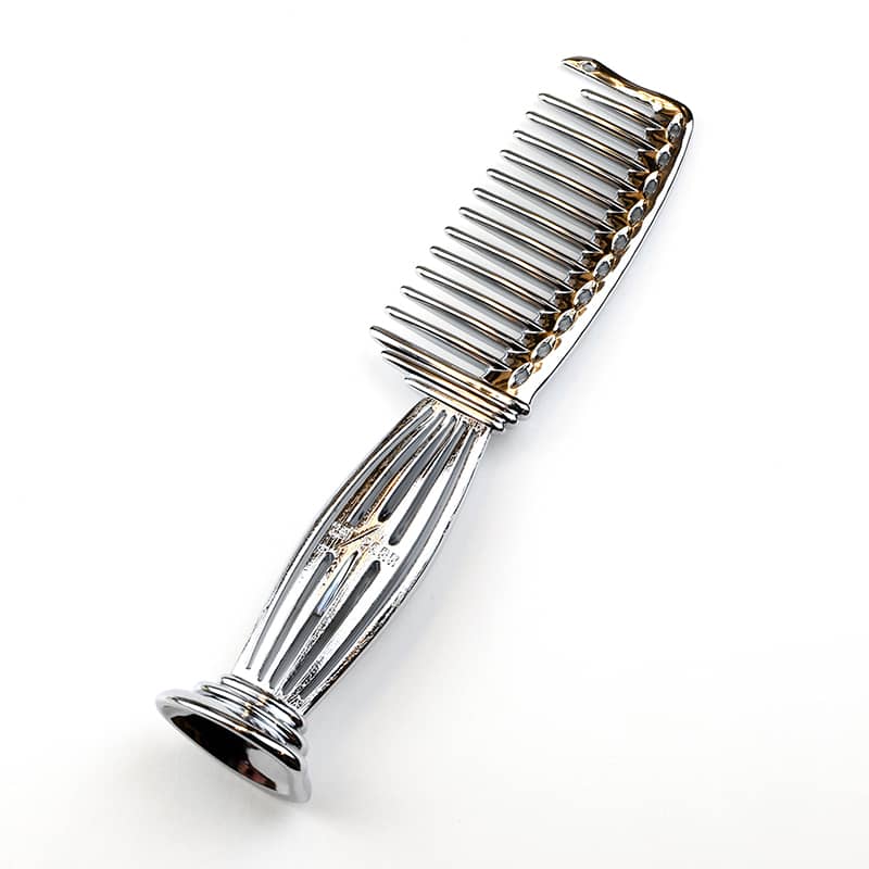 Parthenon serien kommer inspirationen till designen från Parthenontemplena i Grekland 628 kan stå både vertikalt och horisontellt tack vare dess speciella ände på handtaget. Kammen passar till klippning och schamponering Reder ut håret precis som om du använt fingrarna Funkar både i torrt och blött hår Första tanden är kortare för enkelt kunna dela upp håret Anti-statisk Färgen GOLD har dessutom en ytbehandling som är 100% polerad med 24K guld!!!!