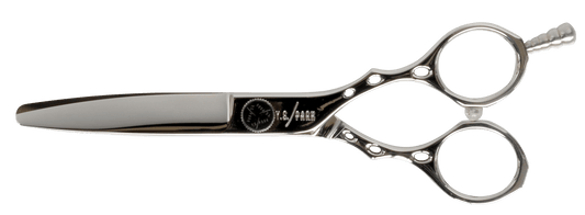 Y.S.PARK Klippsax ASS  Original designen av kroppen passar en hand bra för att skapa en rytmiskt klippning tillsammans med den lätta och utmärkta kroppsbalansen. Den symmetriska välbalanserade kroppen möjliggör sköna och bra klippningar under långa arbetstimmar utan att trötta ut handen.   Fingerstödet går att fästa på båda sidor.  Det breda konvexa bladet är perfekt för att uppklippningar, slide cut och texturera.  Fingerstödet går att fästa på båda sidor.