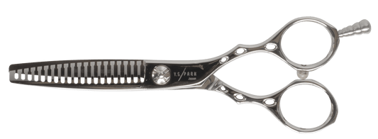 YSPARK - Effileringssax AT20  Kambladet tar bort hårets vikt utan att skada hårets yta. Perfekt för en naturlig finish och torrklippning utan att trassla till håret, samt för barberare med omvänt grepp. De platta spåren klipper bort mer vikt  och ger ett mer exakt klipp jämfört med de lutande spåren.  (Klipper bort 40-50%)