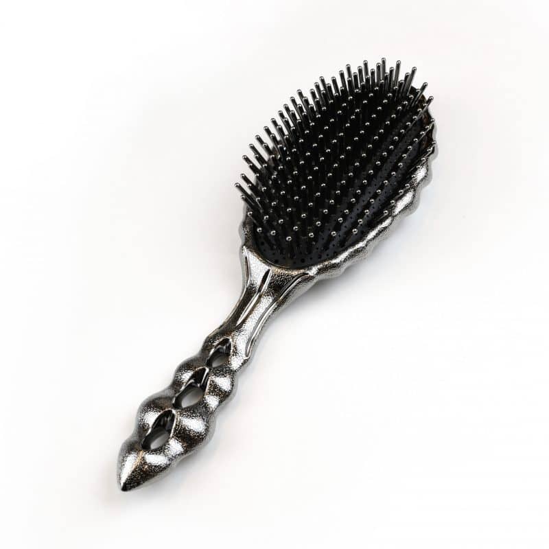 Aerozaurus kan liknas en paddelborste men något mindre i sin form Passar bra till håruppsättningar då den är uppbygg i sin form så att den lätt ska kunna plocka upp småhår som annars är svåra att komma åt. T.ex. bakom öronen. Baksidan är vågig för bättre grepp Snäll mot hårbotten Toppen på pinnen har en liten kula för bättre grepp på hårstrået Anti-statisk Färgen GOLD har dessutom en ytbehandling som är 100% polerad med 24K guld!!!!