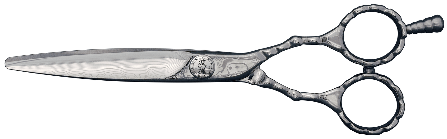 YSPARK - Klippsax Damascus Storfavoriten och saxarna lyxigaste val är Damascus. Saxen är gjort av Damascusstål och har 16 lager av hårt och mjukt stål. Den har intrigerat smide från handtaget till spetsen. Det är mindre vibrationer vid öppning och stängning för en flexibel klippning och mjukare klipp. Detta är en sax som passar till allt från exakta klippningar till uppklippningar och slide cut.
