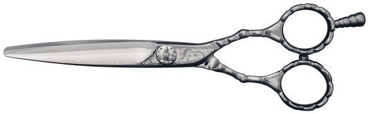 YSPARK - Klippsax Damascus  Storfavoriten och saxarna lyxigaste val är Damascus. Saxen är gjort av Damascusstål och har 16 lager av hårt och mjukt stål. Den har intrigerat smide från handtaget till spetsen. Det är mindre vibrationer vid öppning och stängning för en flexibel klippning och mjukare klipp. Detta är en sax som passar till allt från exakta klippningar till uppklippningar och slide cut.