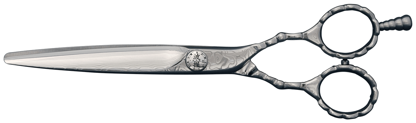 YSPARK - Klippsax Damascus Storfavoriten och saxarna lyxigaste val är Damascus. Saxen är gjort av Damascusstål och har 16 lager av hårt och mjukt stål. Den har intrigerat smide från handtaget till spetsen. Det är mindre vibrationer vid öppning och stängning för en flexibel klippning och mjukare klipp. Detta är en sax som passar till allt från exakta klippningar till uppklippningar och slide cut.