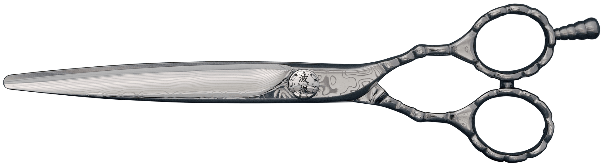 YSPARK - Klippsax Damascus  Storfavoriten och saxarna lyxigaste val är Damascus. Saxen är gjort av Damascusstål och har 16 lager av hårt och mjukt stål. Den har intrigerat smide från handtaget till spetsen. Det är mindre vibrationer vid öppning och stängning för en flexibel klippning och mjukare klipp. Detta är en sax som passar till allt från exakta klippningar till uppklippningar och slide cut.