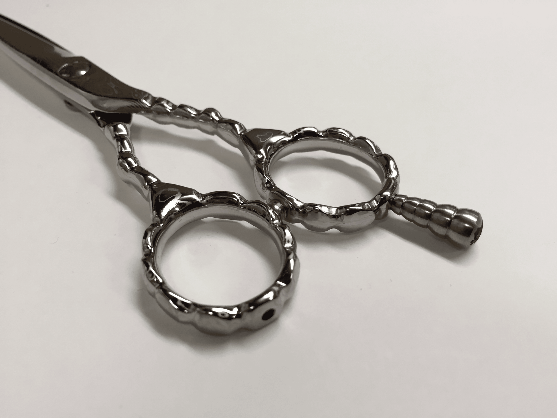 YSPARK - Klippsax Damascus  Storfavoriten och saxarna lyxigaste val är Damascus. Saxen är gjort av Damascusstål och har 16 lager av hårt och mjukt stål. Den har intrigerat smide från handtaget till spetsen. Det är mindre vibrationer vid öppning och stängning för en flexibel klippning och mjukare klipp. Detta är en sax som passar till allt från exakta klippningar till uppklippningar och slide cut.