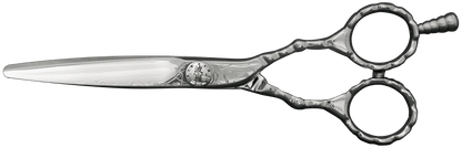 YSPARK - Klippsax Damascus  Storfavoriten och saxarna lyxigaste val är Damascus. Saxen är gjort av Damascusstål och har 16 lager av hårt och mjukt stål. Den har intrigerat smide från handtaget till spetsen. Det är mindre vibrationer vid öppning och stängning för en flexibel klippning och mjukare klipp. Detta är en sax som passar till allt från exakta klippningar till uppklippningar och slide cut. 